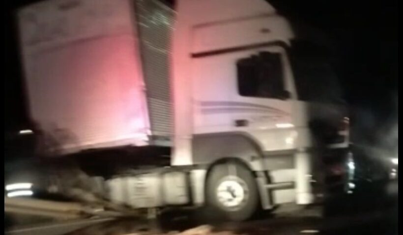 carreta bate em mureta em aparecida