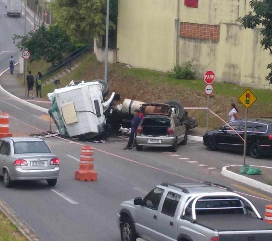 caminhão capota sjc