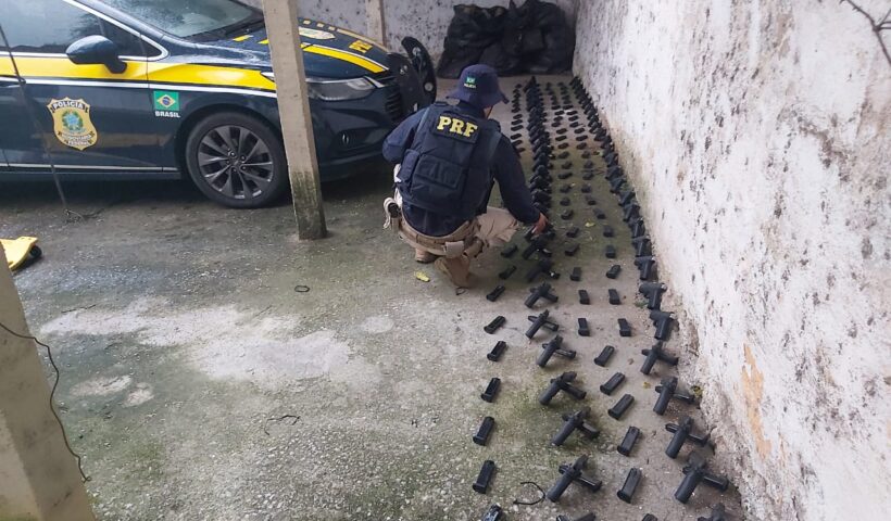 apreende armas e cartuchos prf