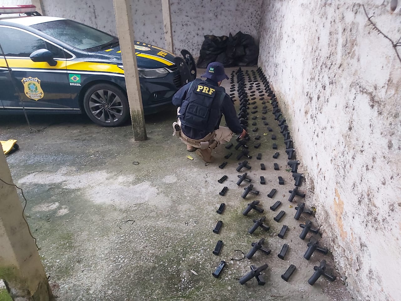 apreende armas e cartuchos prf