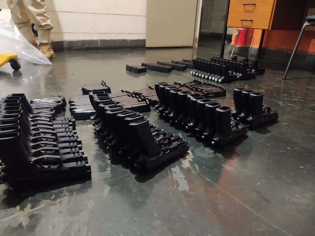apreende armas e cartuchos prf