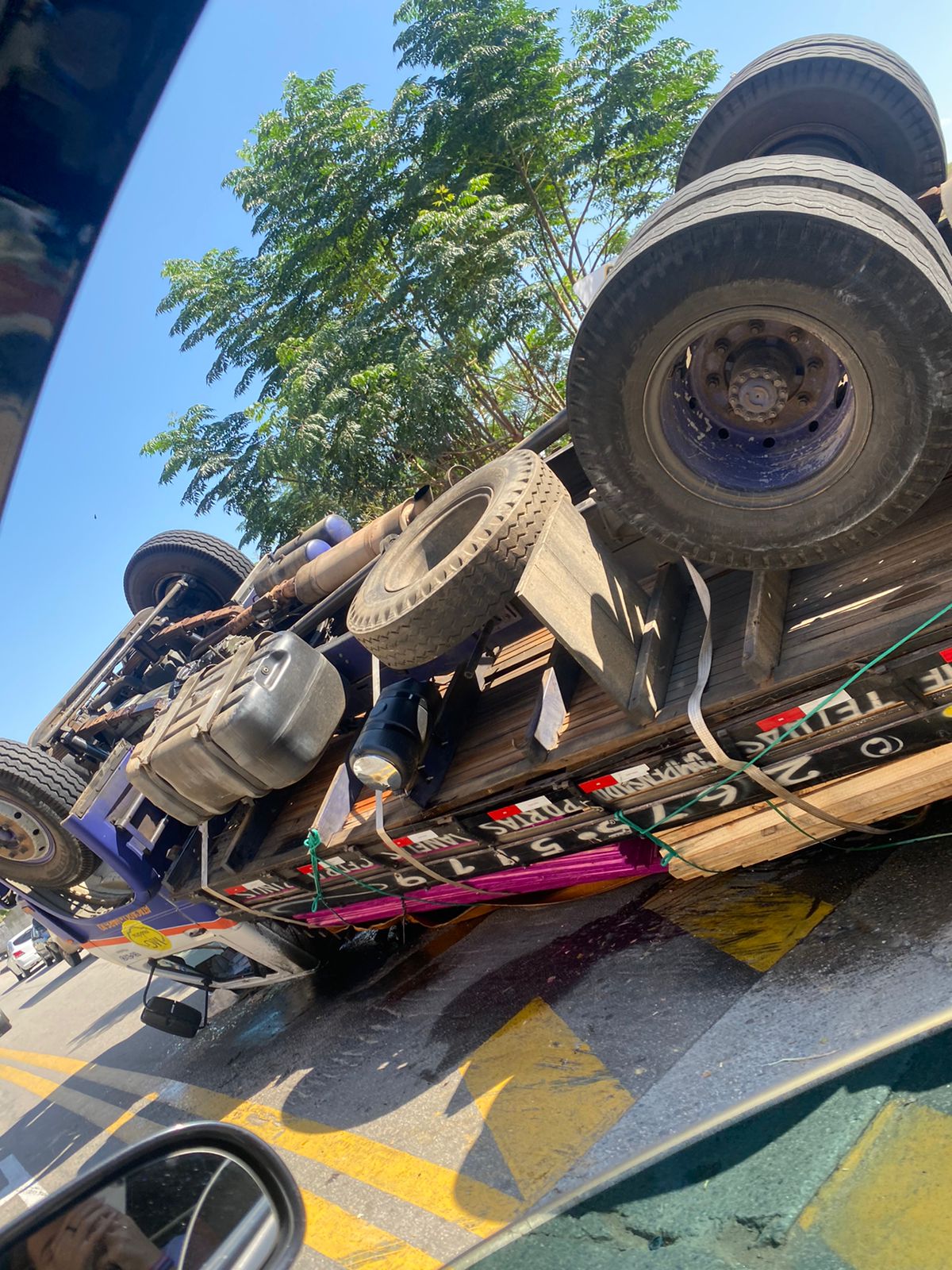caminhão tomba sjc