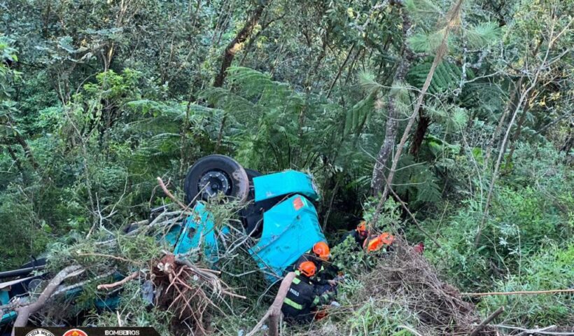 caminhão cai em ribanceira em pinda