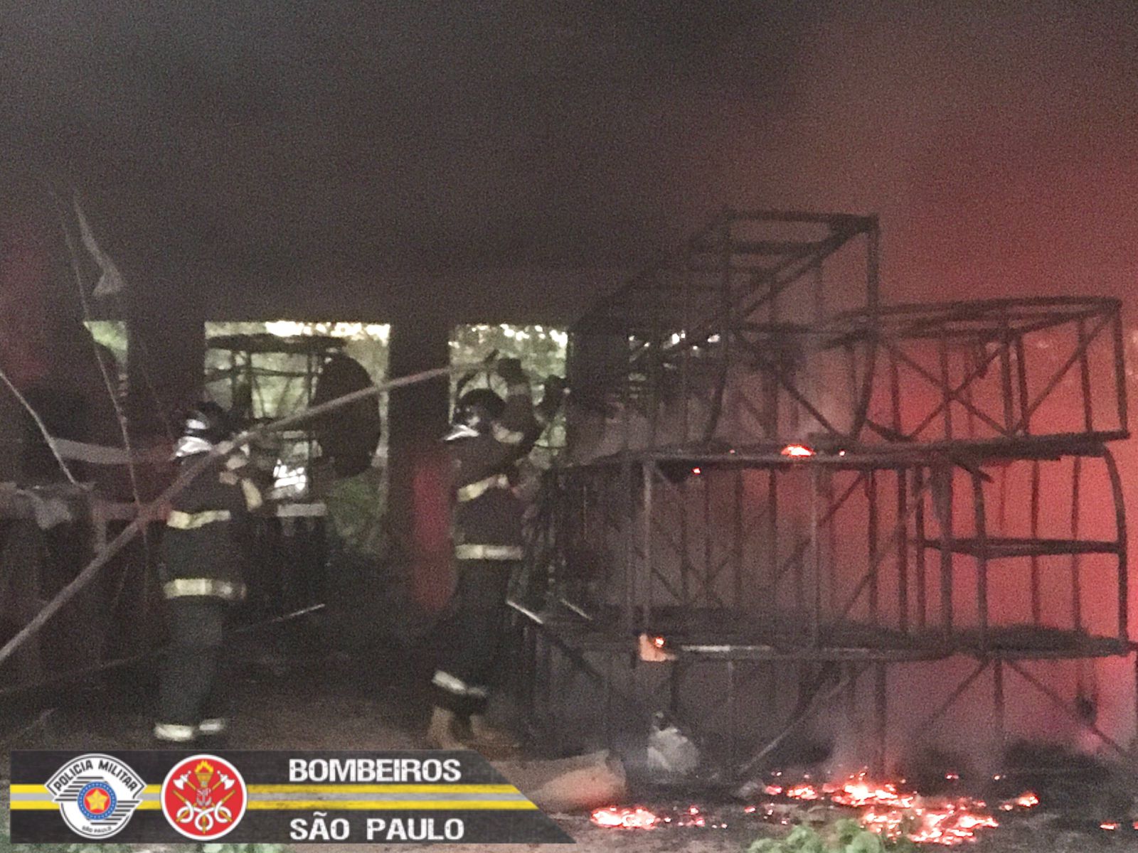 carros alegóricos fogo em guará