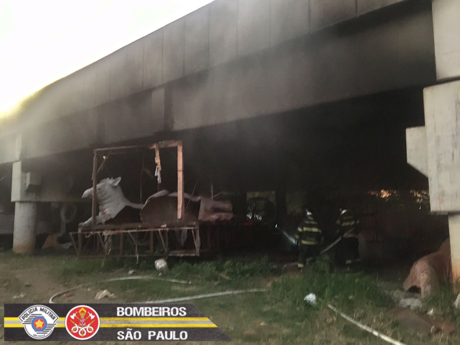carros alegóricos fogo em guará
