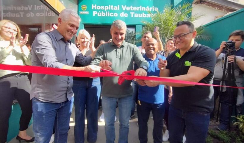 prefeito José Saud corta laço para inaugurar hospital público veterinário