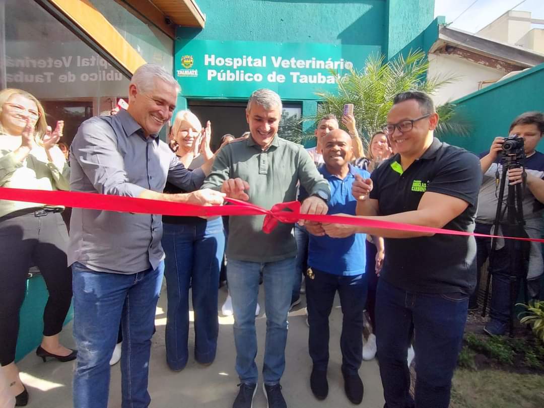 prefeito José Saud corta laço para inaugurar hospital público veterinário