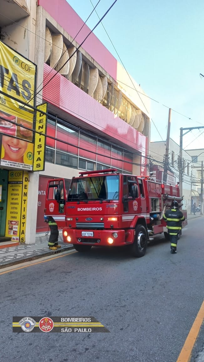 Caminhão dos Bombeiros em frente à agência do Santander para atendimento de incêndio em caixa eletrônico