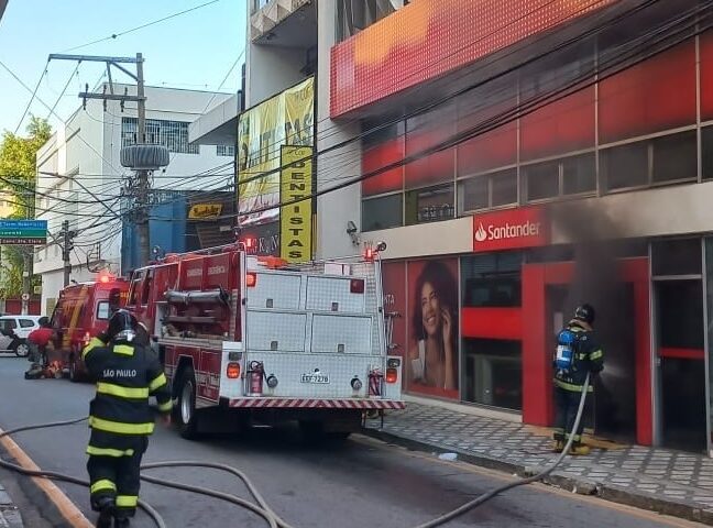 Bombeiros combatem incêndio em agência do Santander em Taubaté