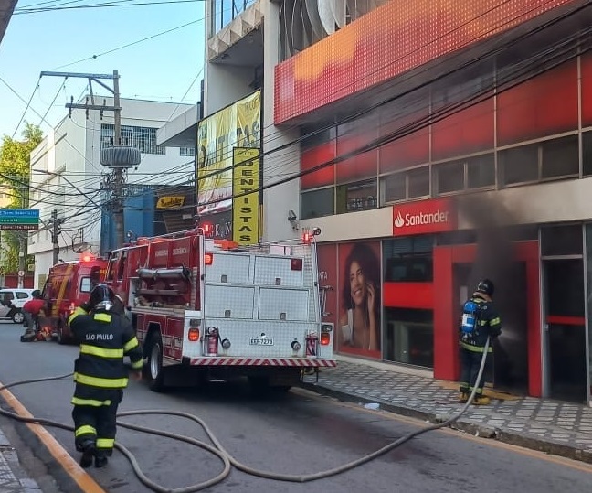 Bombeiros combatem incêndio em agência do Santander em Taubaté