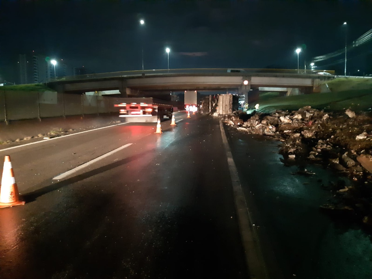 caminhão tomba na dutra em taubaté