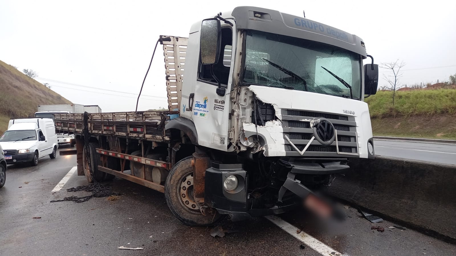 caminhão bate em mureta em caçapava