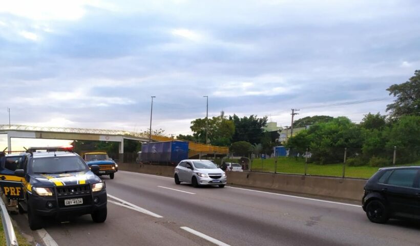 Homem morre atropelado por caminhão na Via Dutra, em São José