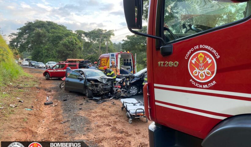 Colisão entre dois veículos deixa 4 pessoas ferinas na Rod. Monteiro Lobato, em SJC