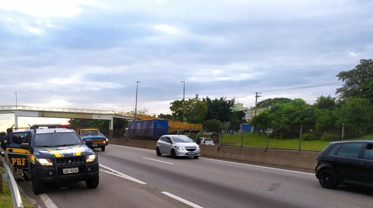 Homem morre atropelado por caminhão na Via Dutra, em São José