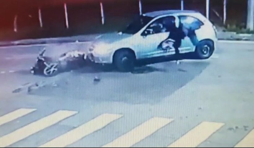 VÍDEO: Motorista atropela motociclista e foge sem prestar ajuda, em Taubaté