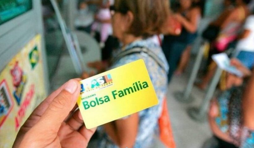 Deputados tentam barrar gastos com novos cartões do Auxílio Brasil