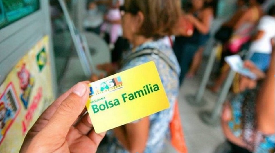 Deputados tentam barrar gastos com novos cartões do Auxílio Brasil