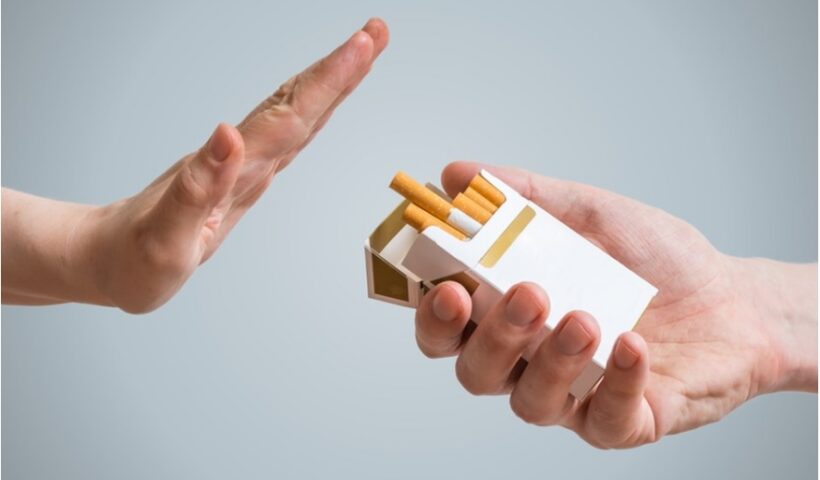 Mão de uma pessoa oferece cigarro para outra que rejeita a oferta