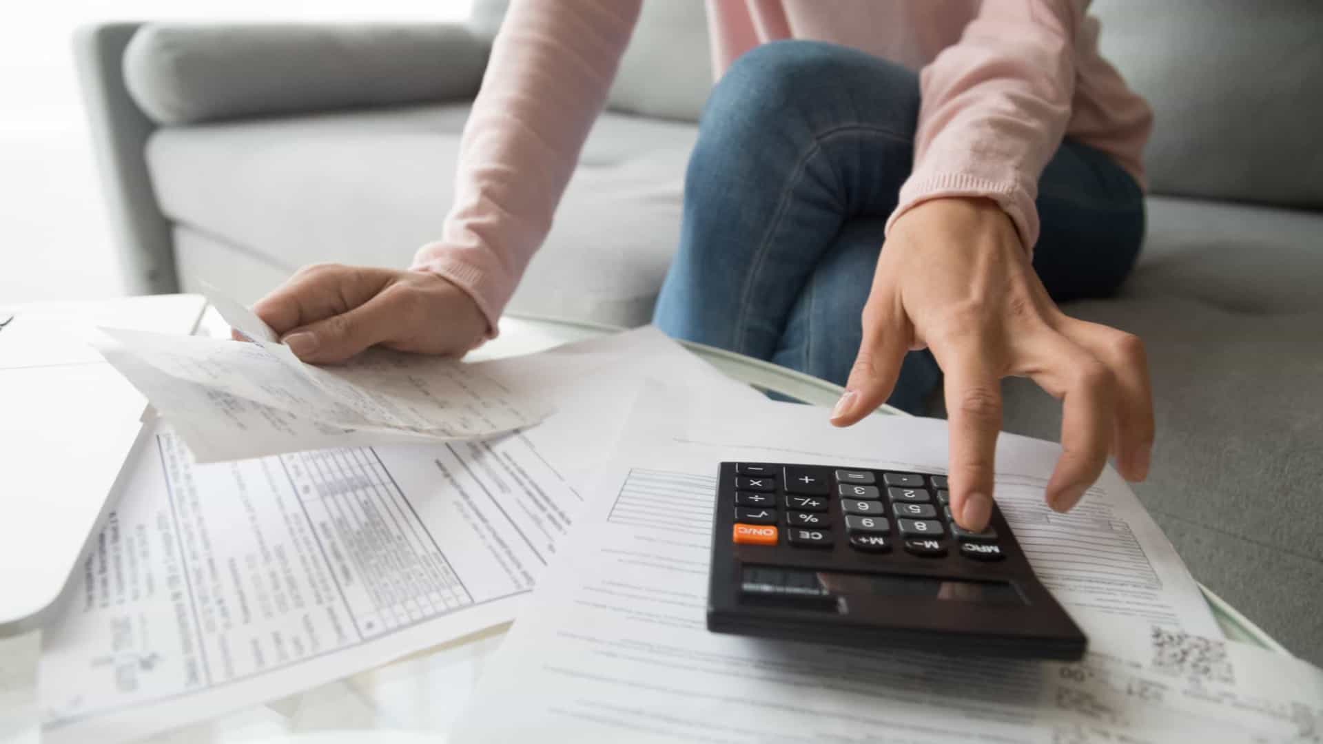 Endividamento e inadimplência das famílias brasileiras batem recorde em abril