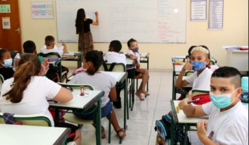 alunos com máscaras na sala de aula