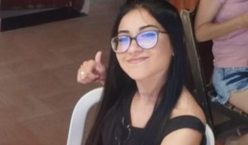 jovem aparece sorrindo com óculos