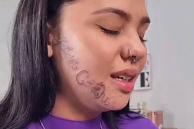 Jovem tatuagem