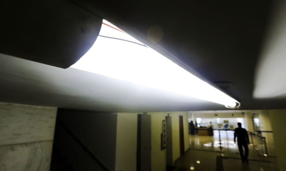 Lâmpada acesa em corredor de prédio público