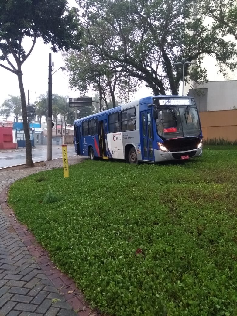 Ônibus perde freio no centro de São José e fica a poucos metros de colidir com Torre da Sabesp