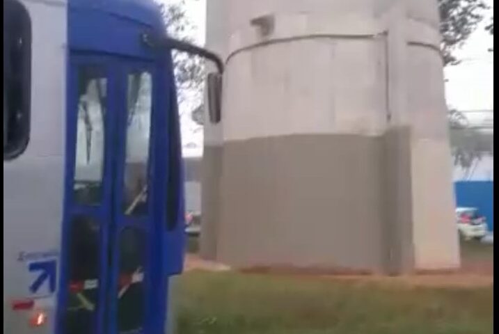 VÍDEO: Ônibus perde freio no centro de São José e fica a poucos metros de colidir com Torre da Sabesp