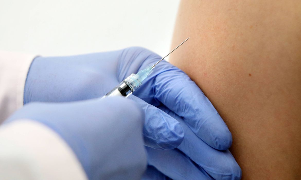 Clinicas particulares começam a vender vacinas contra a covid-19 neste mês