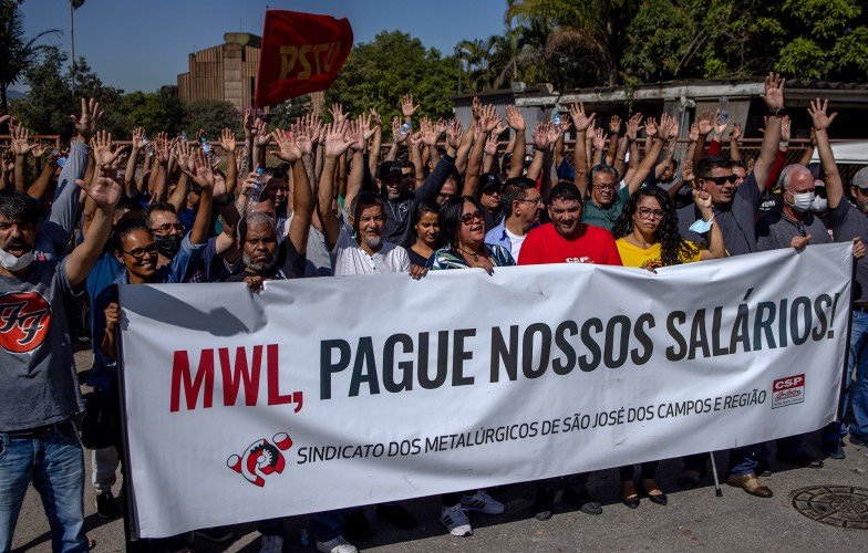 Trabalhadores da MWL durante assembleia na empresa