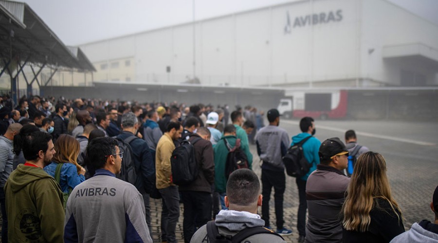Trabalhadores da Avibras em assembleia