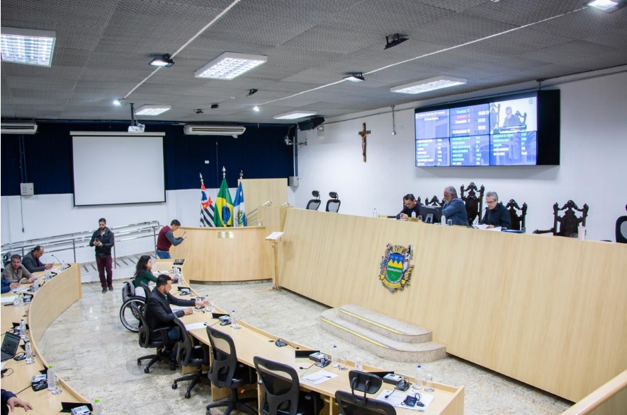 Vereadores em sessão da Câmara de Vereadores de Taubaté derrubam veto da prefeitura sobre vendedores ambulantes