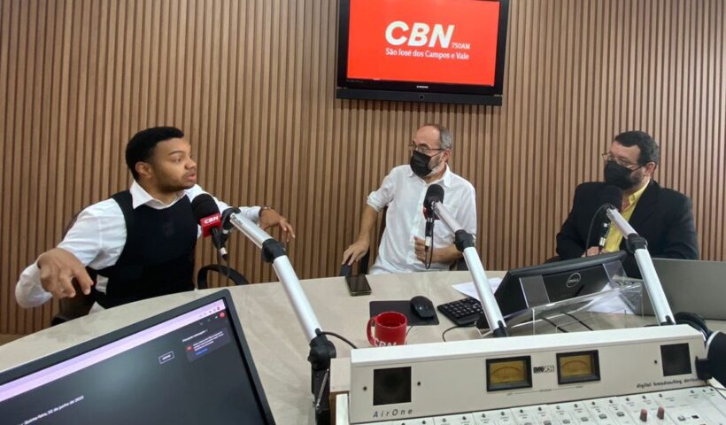 Vereador Fernando Holiday sendo entrevistado por Fernando Carlos e Marcelo Rocha no estúdio da CBN Vale