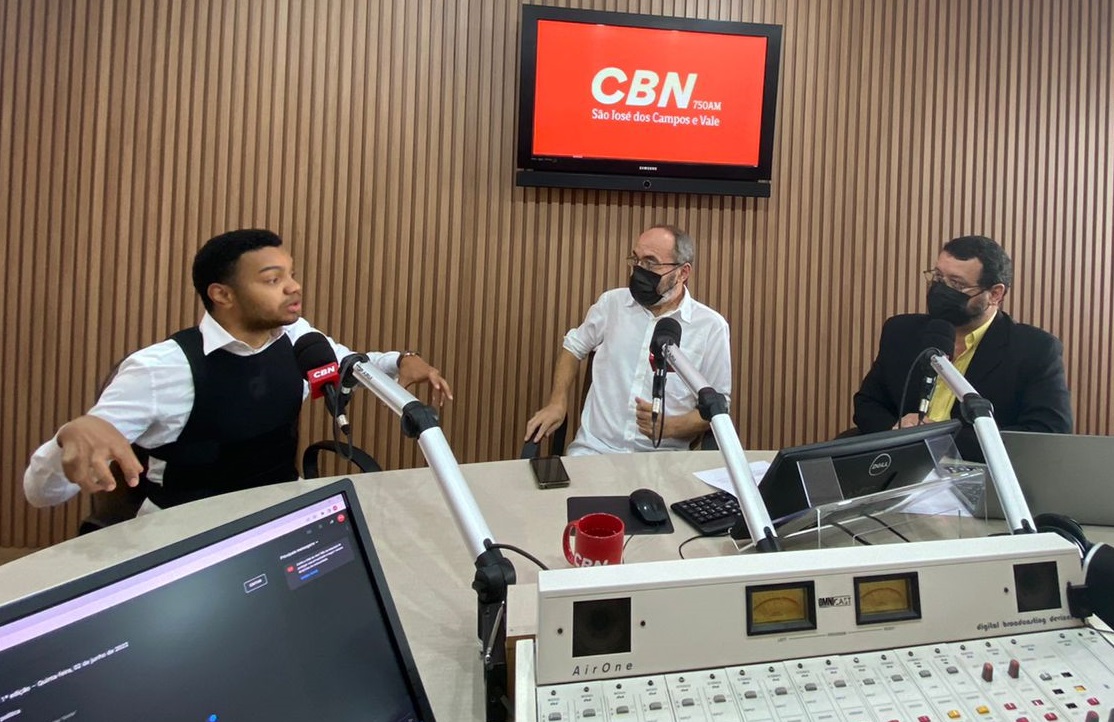 Vereador Fernando Holiday sendo entrevistado por Fernando Carlos e Marcelo Rocha no estúdio da CBN Vale