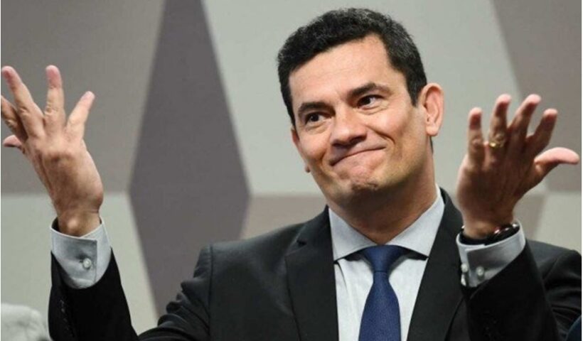 Sérgio moro gesticula com as mãos em entevista