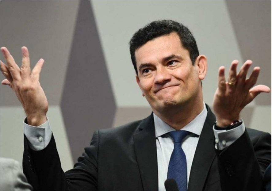 Sérgio moro gesticula com as mãos em entevista