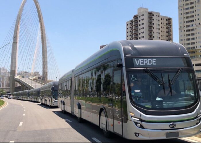 Ônibus elétrico passando próximo do Arco da Inivação em São José dos Campos. Tribunal de Contas do Estado suspendeu novamente a licitação dos ônibus elétricos
