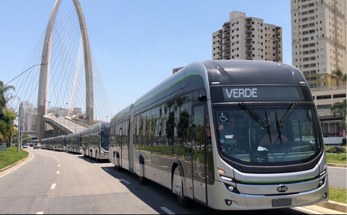 Ônibus elétrico passando próximo do Arco da Inivação em São José dos Campos 