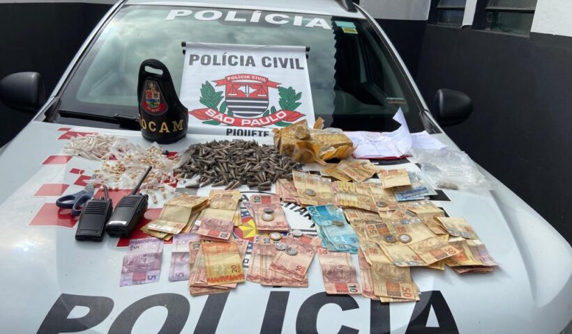 carro da polícia civil expõe material do tráfico de drogas apreendido em tonel enterrado em mata de Piquete