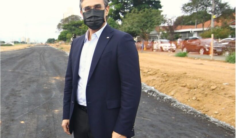 Rodrigo Garcia usando máscara em visita às obras da Linha Verde em SJC
