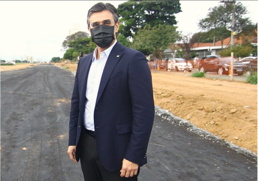 Rodrigo Garcia usando máscara  em visita às obras da Linha Verde em SJC