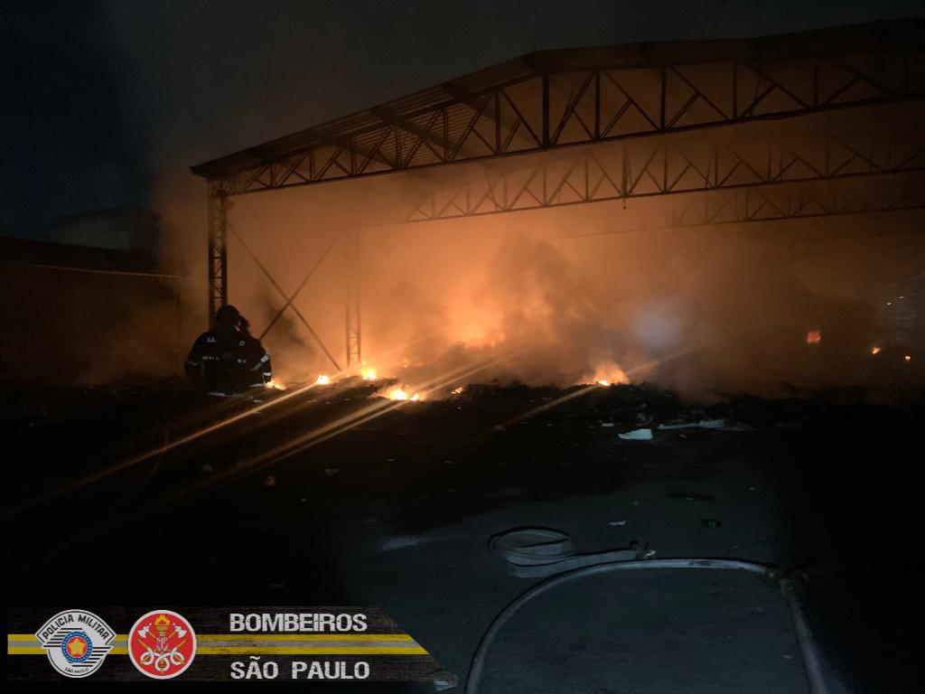 incêndio depósito de reciclável taubaté