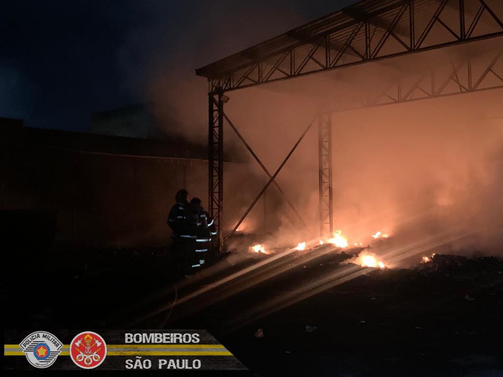 incêndio depósito de reciclável taubaté