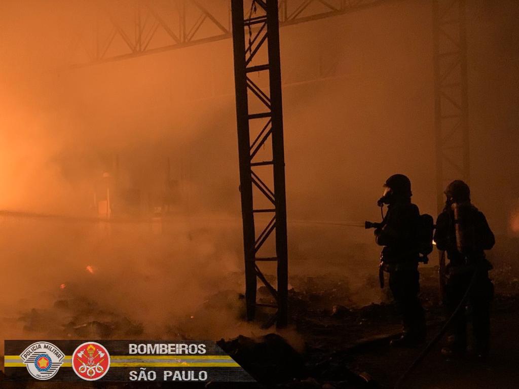 incêndio depósito de reciclável taubaté