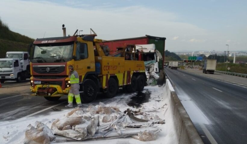 acidente com caminhão no km 167 da via dutra em Jacareí