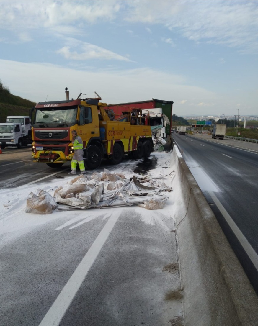 acidente com caminhão no km 167 da via dutra em Jacareí
