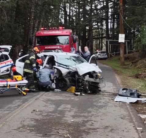 acidente de carro x poste em campos do jordão