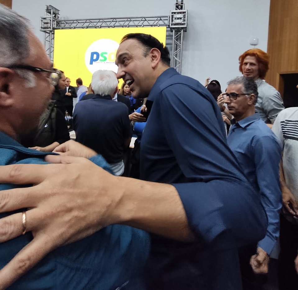 Felicio Ramuth conversa com apoiador em reunião regional do PSD em São José dos Campos